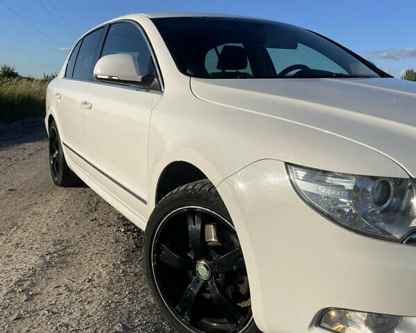 Белый Шкода Суперб, объемом двигателя 1.8 л и пробегом 220 тыс. км за 6400 $, фото 6 на Automoto.ua