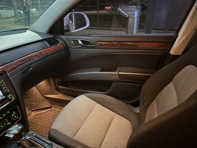 Білий Шкода Суперб, об'ємом двигуна 2 л та пробігом 270 тис. км за 9300 $, фото 8 на Automoto.ua