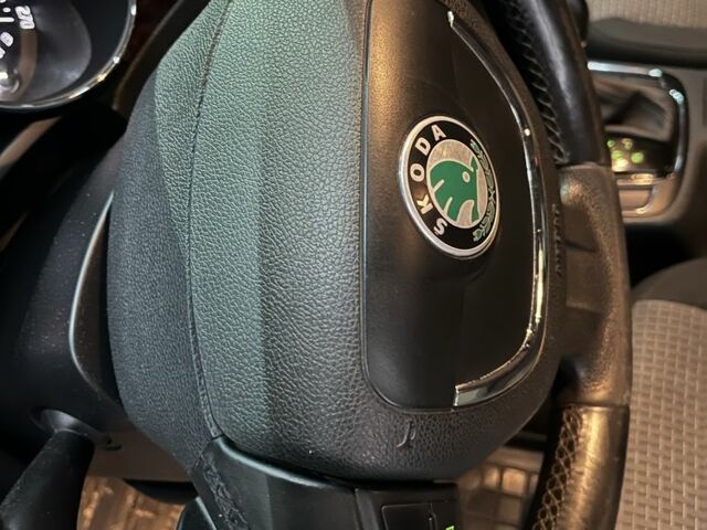 Білий Шкода Суперб, об'ємом двигуна 2 л та пробігом 270 тис. км за 9300 $, фото 12 на Automoto.ua