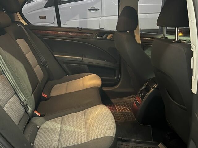 Білий Шкода Суперб, об'ємом двигуна 2 л та пробігом 270 тис. км за 9300 $, фото 14 на Automoto.ua