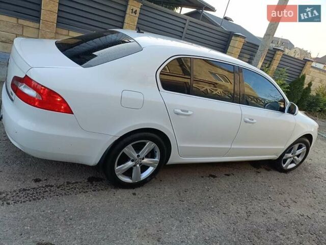 Белый Шкода Суперб, объемом двигателя 1.8 л и пробегом 247 тыс. км за 8500 $, фото 3 на Automoto.ua