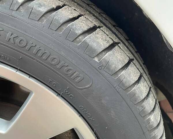 Белый Шкода Суперб, объемом двигателя 1.9 л и пробегом 327 тыс. км за 8700 $, фото 11 на Automoto.ua