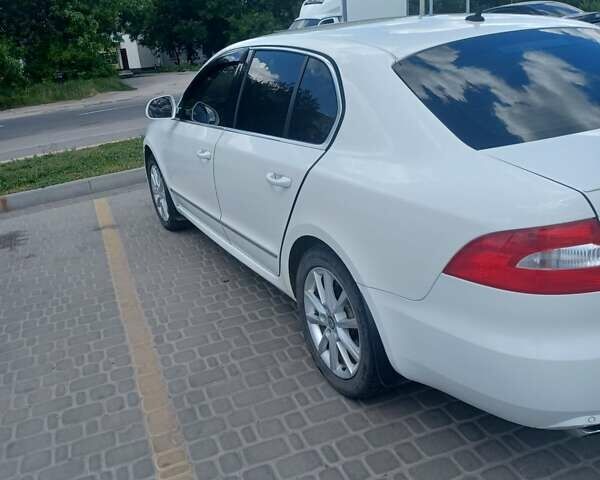 Белый Шкода Суперб, объемом двигателя 1.8 л и пробегом 198 тыс. км за 10000 $, фото 5 на Automoto.ua
