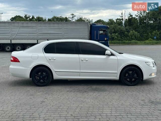 Белый Шкода Суперб, объемом двигателя 2 л и пробегом 266 тыс. км за 9300 $, фото 3 на Automoto.ua