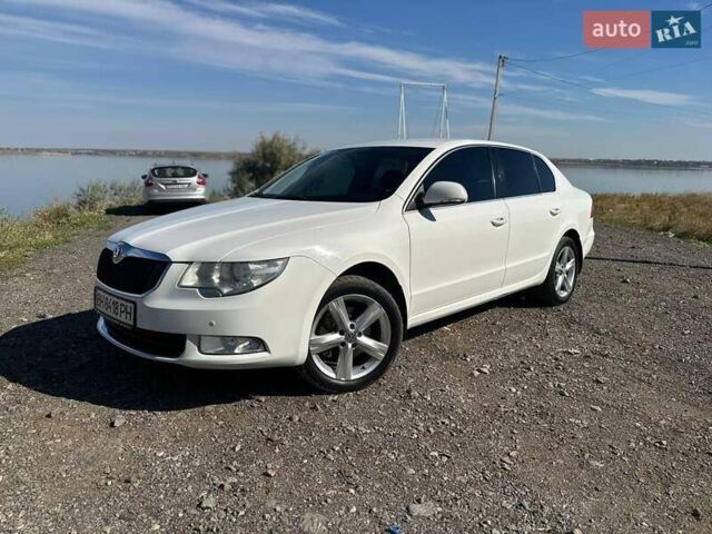 Белый Шкода Суперб, объемом двигателя 1.8 л и пробегом 238 тыс. км за 8500 $, фото 1 на Automoto.ua