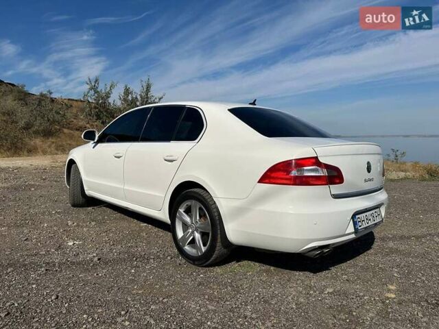Белый Шкода Суперб, объемом двигателя 1.8 л и пробегом 238 тыс. км за 8500 $, фото 2 на Automoto.ua