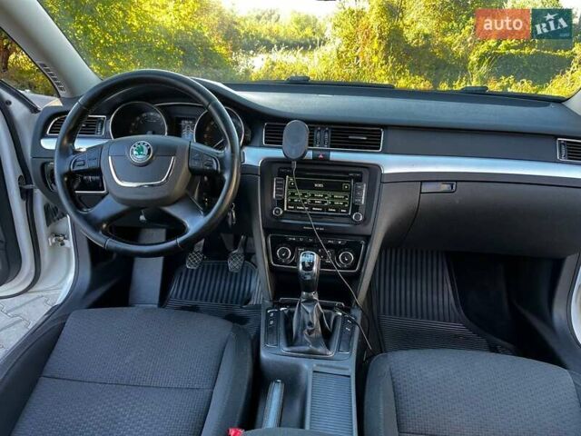 Білий Шкода Суперб, об'ємом двигуна 2 л та пробігом 374 тис. км за 8200 $, фото 3 на Automoto.ua