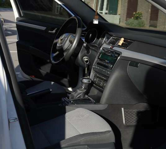 Білий Шкода Суперб, об'ємом двигуна 1.8 л та пробігом 285 тис. км за 8200 $, фото 12 на Automoto.ua