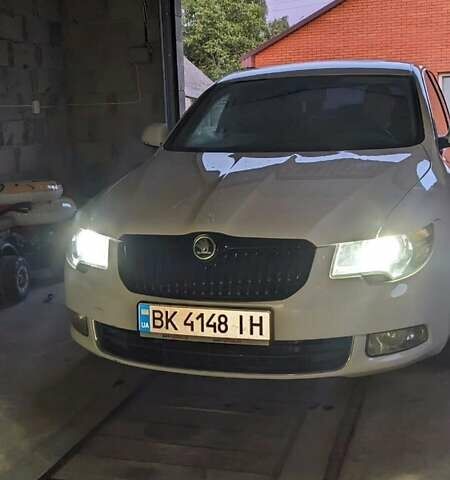 Шкода Суперб 2011 у Заречном на Automoto.ua Білий Шкода Суперб, об'ємом двигуна 2 л та пробігом 380 тис. км за 9500 $, фото 1 на Automoto.ua