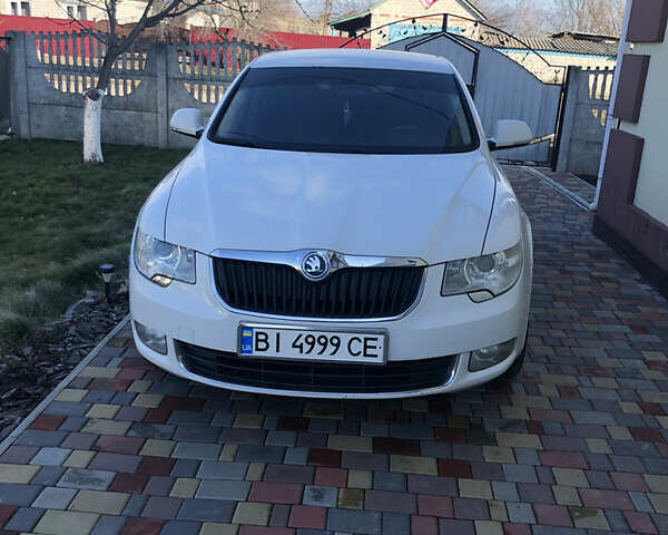 Белый Шкода Суперб, объемом двигателя 1.78 л и пробегом 206 тыс. км за 8900 $, фото 1 на Automoto.ua