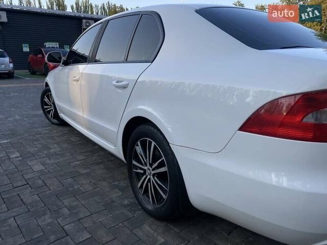 Білий Шкода Суперб, об'ємом двигуна 1.8 л та пробігом 162 тис. км за 10200 $, фото 2 на Automoto.ua