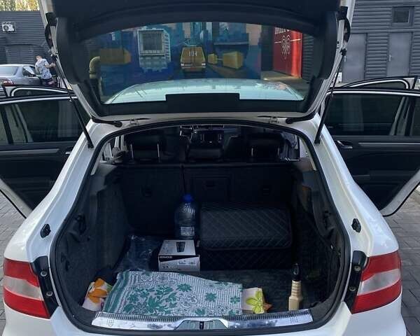 Білий Шкода Суперб, об'ємом двигуна 1.8 л та пробігом 162 тис. км за 10200 $, фото 12 на Automoto.ua