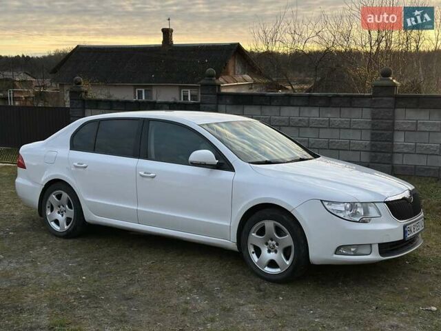 Белый Шкода Суперб, объемом двигателя 1.8 л и пробегом 307 тыс. км за 8200 $, фото 1 на Automoto.ua