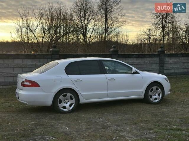 Белый Шкода Суперб, объемом двигателя 1.8 л и пробегом 307 тыс. км за 8200 $, фото 2 на Automoto.ua