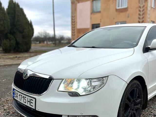 Белый Шкода Суперб, объемом двигателя 1.8 л и пробегом 208 тыс. км за 8499 $, фото 2 на Automoto.ua