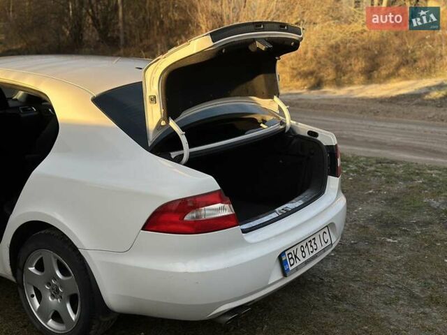 Белый Шкода Суперб, объемом двигателя 1.8 л и пробегом 307 тыс. км за 8200 $, фото 7 на Automoto.ua