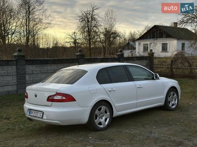 Белый Шкода Суперб, объемом двигателя 1.8 л и пробегом 307 тыс. км за 8200 $, фото 3 на Automoto.ua