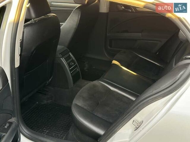 Белый Шкода Суперб, объемом двигателя 1.8 л и пробегом 307 тыс. км за 8200 $, фото 15 на Automoto.ua