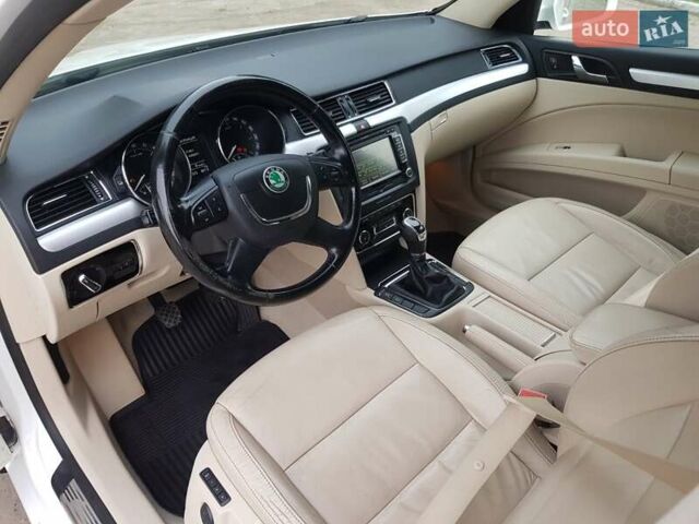 Белый Шкода Суперб, объемом двигателя 1.97 л и пробегом 250 тыс. км за 13600 $, фото 16 на Automoto.ua