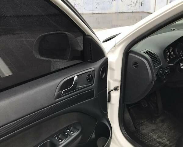Білий Шкода Суперб, об'ємом двигуна 1.6 л та пробігом 232 тис. км за 7499 $, фото 46 на Automoto.ua