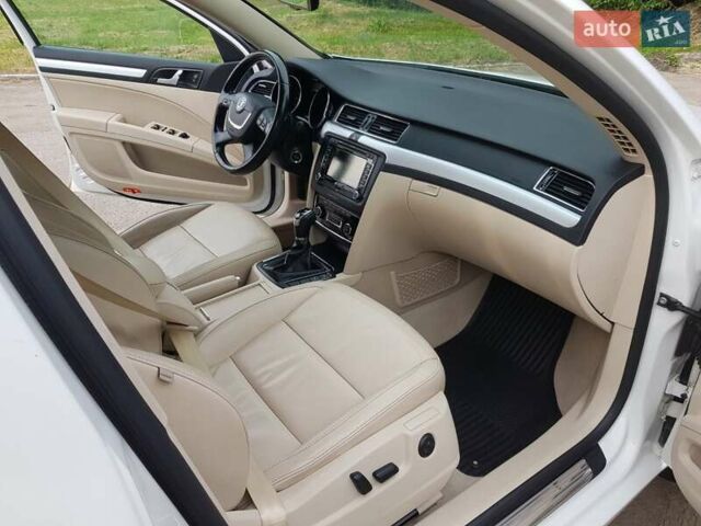 Белый Шкода Суперб, объемом двигателя 1.97 л и пробегом 250 тыс. км за 13600 $, фото 5 на Automoto.ua