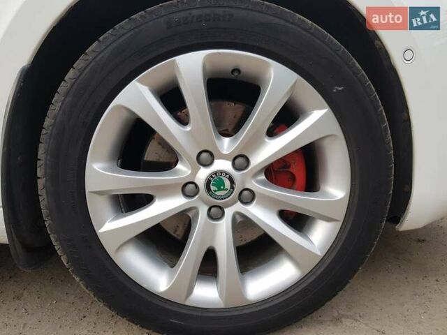 Белый Шкода Суперб, объемом двигателя 1.97 л и пробегом 250 тыс. км за 13600 $, фото 2 на Automoto.ua