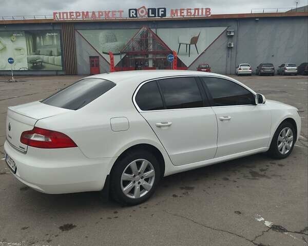 Белый Шкода Суперб, объемом двигателя 1.6 л и пробегом 293 тыс. км за 9300 $, фото 5 на Automoto.ua