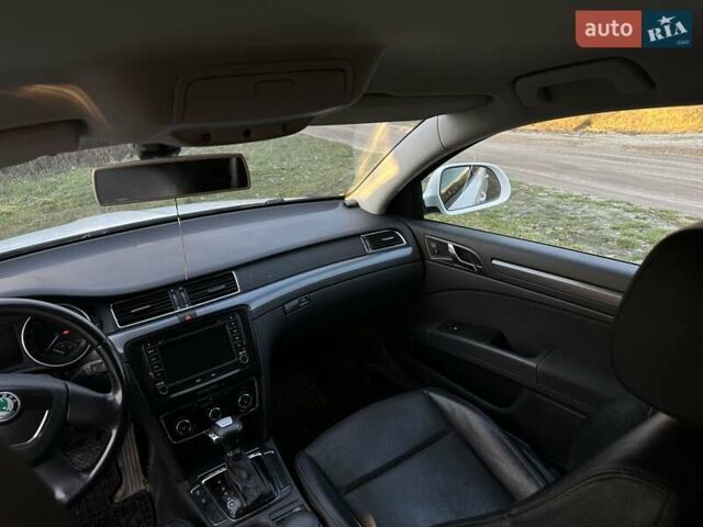 Белый Шкода Суперб, объемом двигателя 1.8 л и пробегом 307 тыс. км за 8200 $, фото 12 на Automoto.ua