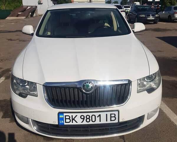 Белый Шкода Суперб, объемом двигателя 1.97 л и пробегом 250 тыс. км за 13600 $, фото 25 на Automoto.ua