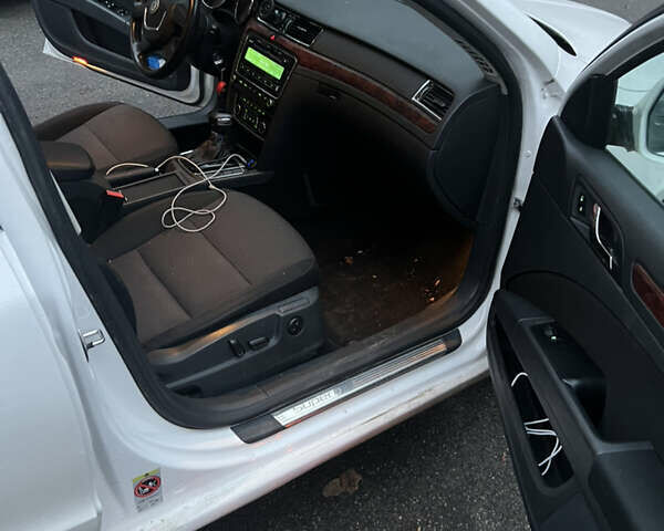 Білий Шкода Суперб, об'ємом двигуна 1.8 л та пробігом 156 тис. км за 8000 $, фото 1 на Automoto.ua