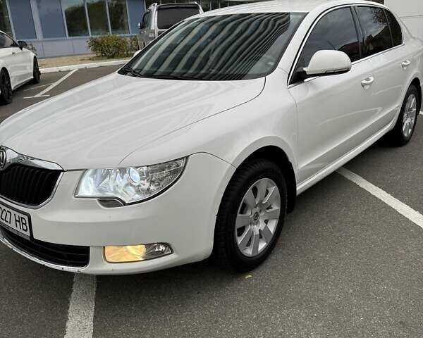 Белый Шкода Суперб, объемом двигателя 1.8 л и пробегом 109 тыс. км за 10500 $, фото 1 на Automoto.ua