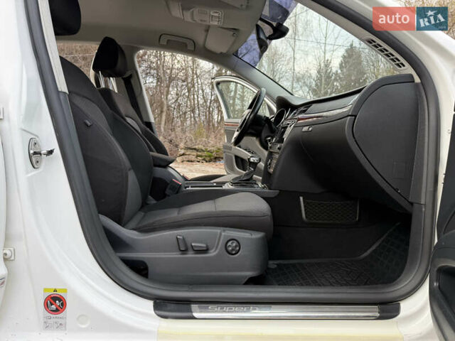 Білий Шкода Суперб, об'ємом двигуна 1.97 л та пробігом 280 тис. км за 12000 $, фото 34 на Automoto.ua