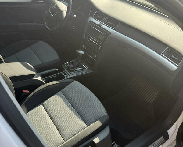 Білий Шкода Суперб, об'ємом двигуна 1.8 л та пробігом 250 тис. км за 9400 $, фото 14 на Automoto.ua