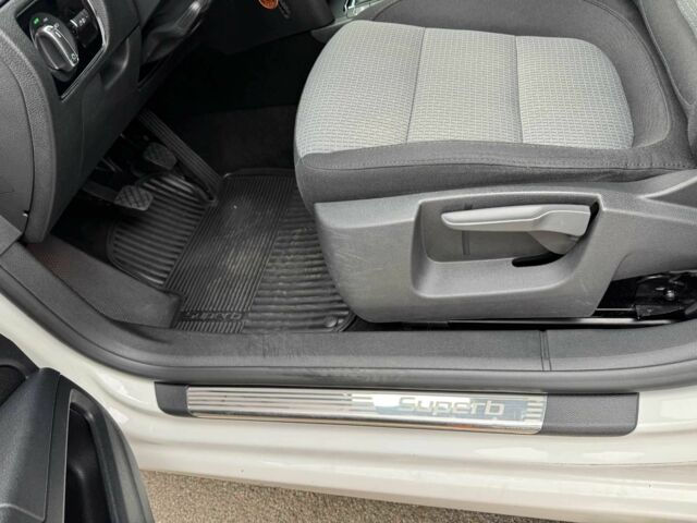 Белый Шкода Суперб, объемом двигателя 1.8 л и пробегом 109 тыс. км за 10500 $, фото 5 на Automoto.ua