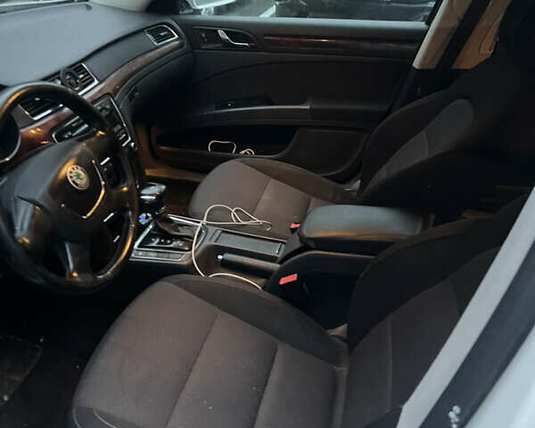 Білий Шкода Суперб, об'ємом двигуна 1.8 л та пробігом 156 тис. км за 8000 $, фото 17 на Automoto.ua