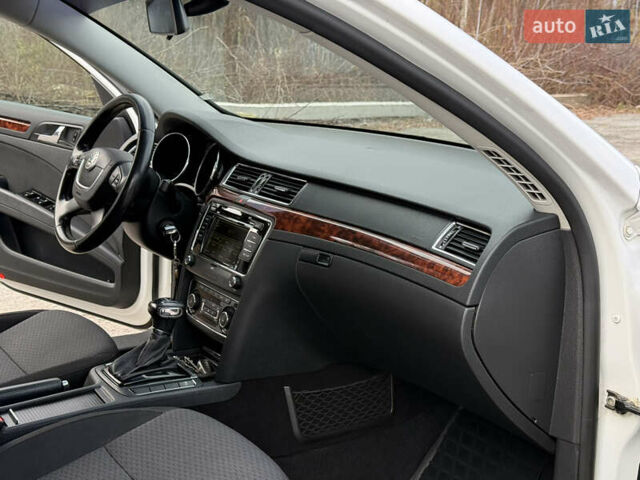 Білий Шкода Суперб, об'ємом двигуна 1.97 л та пробігом 280 тис. км за 12000 $, фото 42 на Automoto.ua