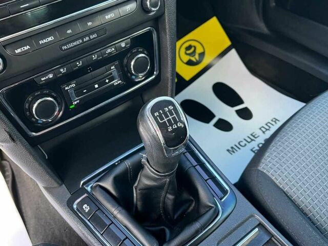 Шкода Суперб 2012 у Коломые на Automoto.ua Білий Шкода Суперб, об'ємом двигуна 2 л та пробігом 254 тис. км за 9200 $, фото 12 на Automoto.ua