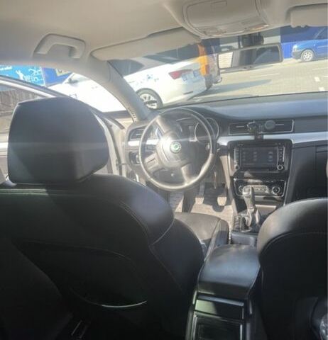 Белый Шкода Суперб, объемом двигателя 1.6 л и пробегом 300 тыс. км за 7500 $, фото 7 на Automoto.ua