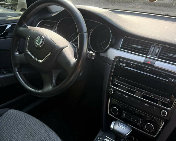 Білий Шкода Суперб, об'ємом двигуна 1.8 л та пробігом 250 тис. км за 9400 $, фото 15 на Automoto.ua