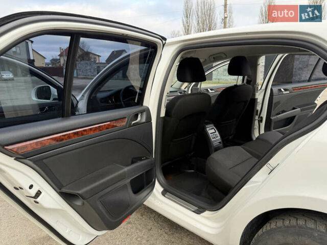 Білий Шкода Суперб, об'ємом двигуна 1.97 л та пробігом 280 тис. км за 12000 $, фото 12 на Automoto.ua
