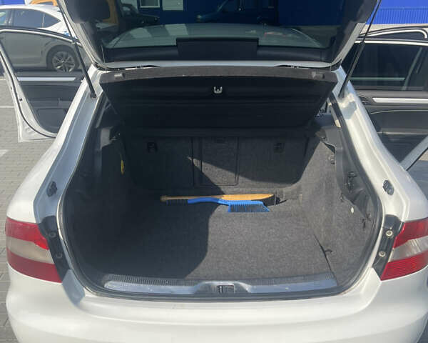 Білий Шкода Суперб, об'ємом двигуна 1.6 л та пробігом 300 тис. км за 7500 $, фото 13 на Automoto.ua