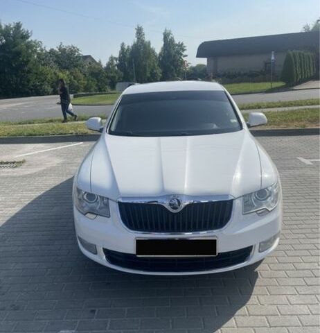 Белый Шкода Суперб, объемом двигателя 1.6 л и пробегом 300 тыс. км за 7500 $, фото 1 на Automoto.ua