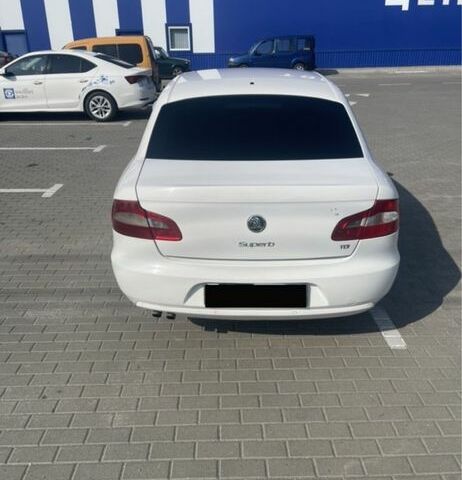 Белый Шкода Суперб, объемом двигателя 1.6 л и пробегом 300 тыс. км за 7500 $, фото 2 на Automoto.ua