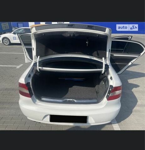 Белый Шкода Суперб, объемом двигателя 1.6 л и пробегом 300 тыс. км за 7500 $, фото 8 на Automoto.ua