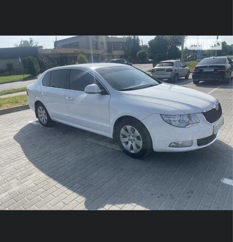 Белый Шкода Суперб, объемом двигателя 1.6 л и пробегом 300 тыс. км за 7500 $, фото 3 на Automoto.ua