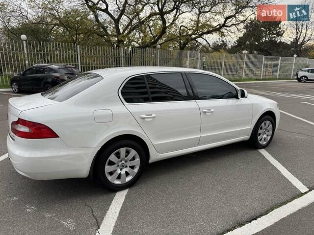 Белый Шкода Суперб, объемом двигателя 1.8 л и пробегом 109 тыс. км за 10500 $, фото 3 на Automoto.ua