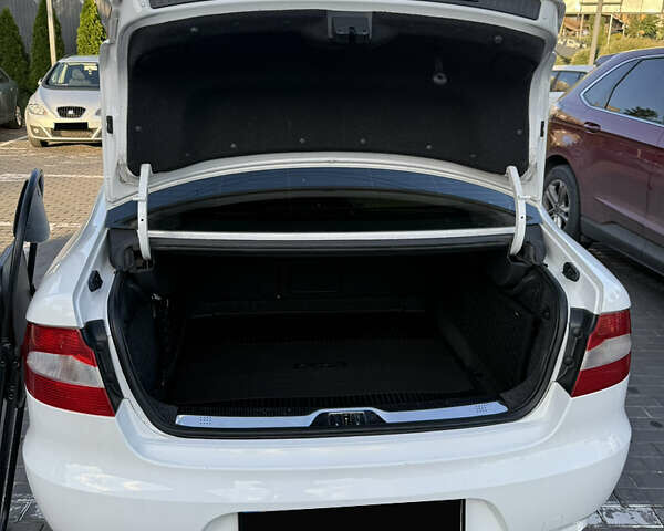 Білий Шкода Суперб, об'ємом двигуна 1.8 л та пробігом 250 тис. км за 9400 $, фото 1 на Automoto.ua