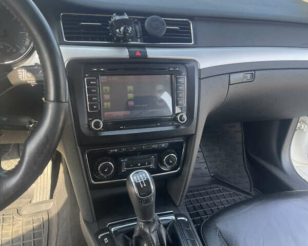 Білий Шкода Суперб, об'ємом двигуна 1.6 л та пробігом 300 тис. км за 7500 $, фото 9 на Automoto.ua