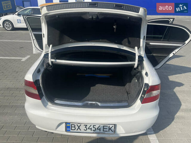 Білий Шкода Суперб, об'ємом двигуна 1.6 л та пробігом 300 тис. км за 7500 $, фото 14 на Automoto.ua