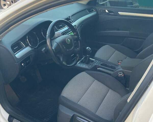 Белый Шкода Суперб, объемом двигателя 1.8 л и пробегом 184 тыс. км за 7800 $, фото 4 на Automoto.ua